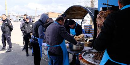 Şarkışla'da polisler trafik denetiminde iftarlık dağıttı