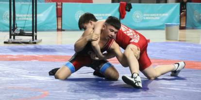 Sivas'ta genç güreşçiler madalya için ter döktü