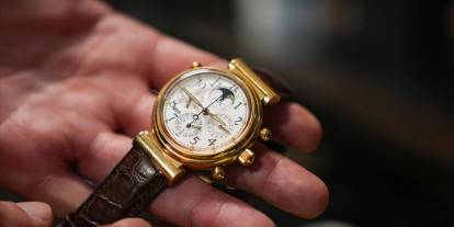 Hassas ameliyatlara saat tamir ederek hazırlanıyor