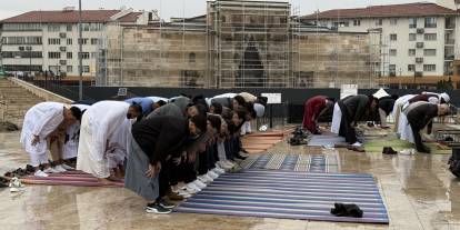 Sivas’ta yağmura rağmen 4 asırlık camide bayram namazı kıldılar