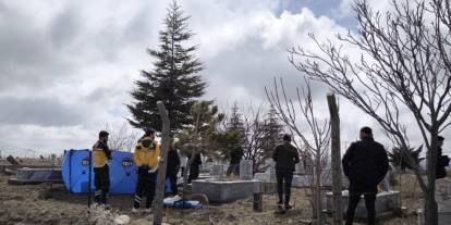 Annesinin mezarında kocası tarafından öldürüldü
