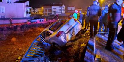 Sivas'ta kaza! Otomobil bariyerlere çarptı...