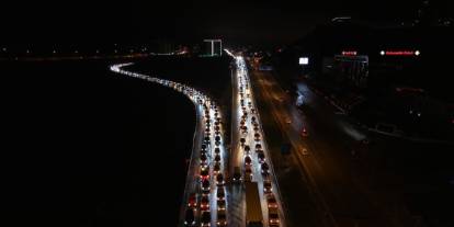 Araç kuyruğu 40 kilometreyi aştı