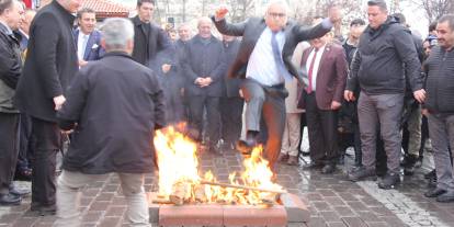 Sivas'ta bahar nevruz ateşiyle karşılandı