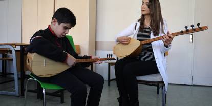 Bağlamanın tellerine gönülden dokunuş