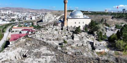 Sivas’ta türbe çevresinde kaya tehlikesine karşı çalışmalar başladı