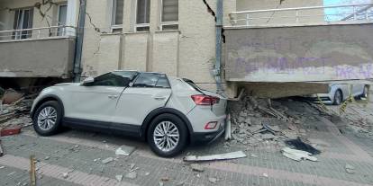 Deprem bölgesindeki hasarlı araçları piyasaya sürdüler