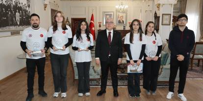 Vali Şimşek, başarılı robot takımını kabul etti