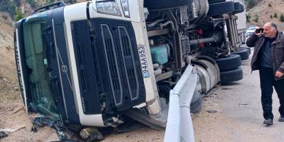 Sivas'ta kontrolden çıkan TIR devrildi