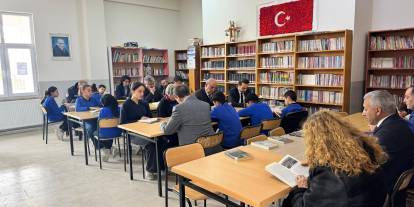 Öğrencilerle birlikte kitap okudu