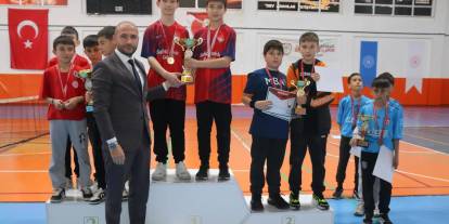 Küçük erkekler kortta buluştu