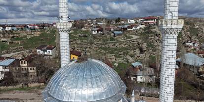 Cami kubbesi 14 yıldır leylekleri ağırlıyor