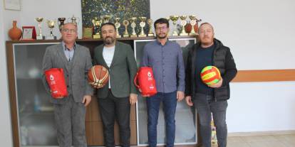 Zara'da öğrencilere kırtasiye ve giysi desteği