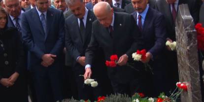 Bahçeli, Türkeş'in kabrini ziyaret etti
