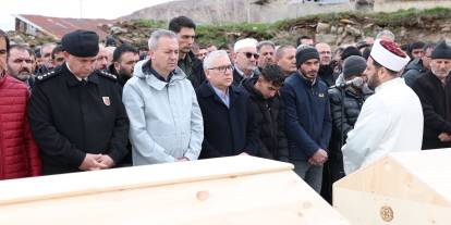 Sivas’taki kazada hayatını kaybeden aynı aileden 3 kişi toprağa verildi