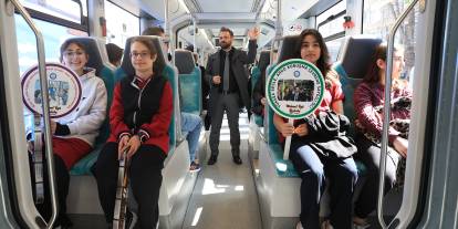 Öğrenciler toplu ulaşımda nezaket kurallarını uygulamalı öğreniyor