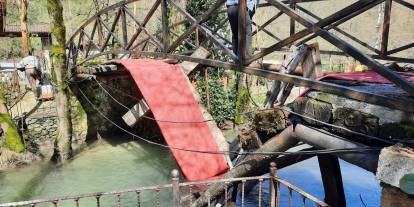 Asma köprü çöktü: 2 yaralı