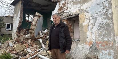 İnşaat alanındaki toprak kayması nedeniyle yaşlı çiftin evi yıkıldı