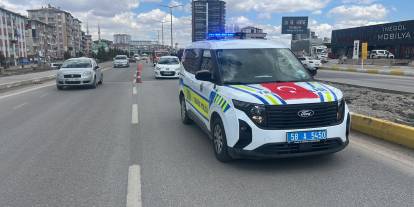 Sivas'ta 10 yaşındaki Sima'ya araba çarptı!