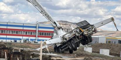 Sivas'ta inşaatta beton kalıbına düşen işçi öldü