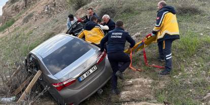 Sivas'ta şarampole devrilen otomobildeki 3 kişi yaralandı