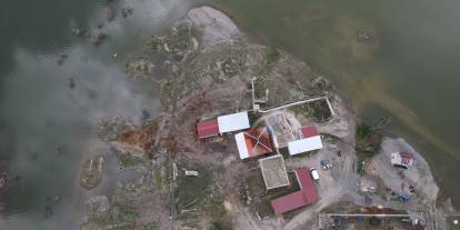 Baraj suları taştı, evler gölün ortasında kaldı