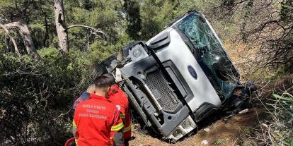 Yoldan çıkıp 15 metreden yuvarlanan beton mikserinin şoförü yaralandı