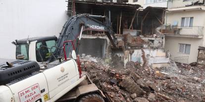 Sivas’ta tehlike saçan yapı böyle ortadan kaldırıldı!