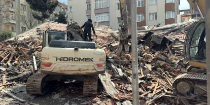 Kontrollü yıkım sırasında bina çöktü; operatör kıl payı kurtuldu
