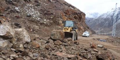 Kar ve yağmur heyelana yol açtı