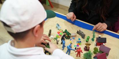 Devlet korumasındaki çocuklar travmalarının izlerini "kum terapisiyle" siliyor