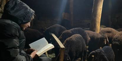 Gündüz hayvan bakıyor gece hayalleri için çalışıyor