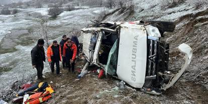 Ambulans uçuruma yuvarlandı: 1 ölü, 4 yaralı