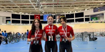 Sivaslı bisikletçiler Konya’da kürsüye çıktı