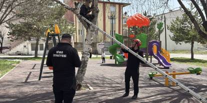 Topu almak isterken mahsur kaldı! İtfaiye yardımına koştu