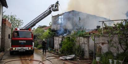 Yangın çıkan evdeki 2 kız kardeş, komşuları tarafından kurtarıldı