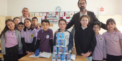 İlkokul öğrencileri yetim çocukları sevindirdi