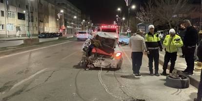 Sivas'ta üç kişinin yaralandığı kazada araç hurdaya döndü