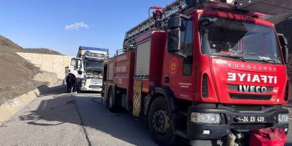 Erzincan-Sivas yolunda TIR'da yangın çıktı