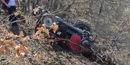 Sivas'ta devrilen traktörün sürücüsü öldü, 1 kişi yaralandı