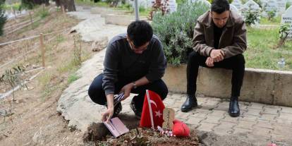 Saldırıda ölen çocukların mezarına duygulandıran not bırakıldı