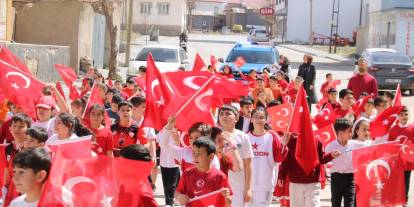 Sivas’ta 23 Nisan renkleri! İlçe kırmızı-beyaza boyandı