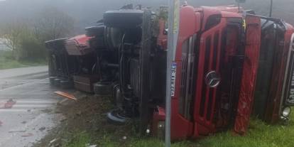 Sivas'ta devrilen tırın sürücüsü yaralandı