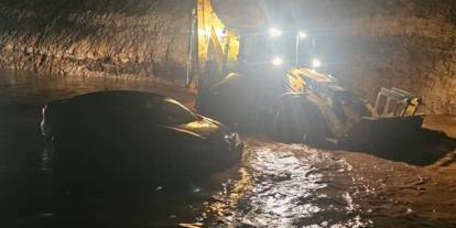 Yağış sonrası heyelan meydana geldi, vatandaşlar mahsur kaldı