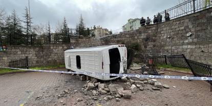 İşçi servisinin apartman bahçesine düştü