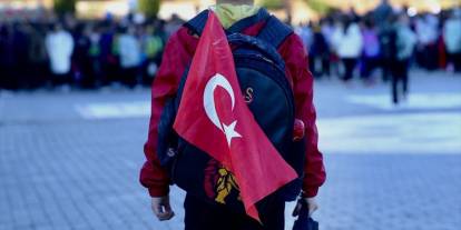 Okula bayraklarla gittiler