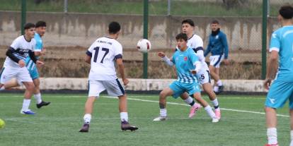 Futbol gençler yarı finali başladı