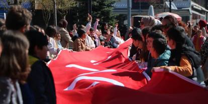 Öğrenciler 200 metrelik Türk bayrağıyla kent merkezinde yürüdü