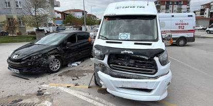 Öğrenci servisi ile otomobil çarpıştı: 10 öğrenci yaralı