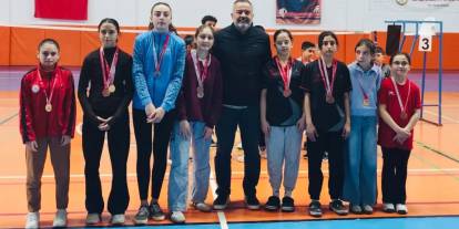 Genç sporcular kortlarda ter döktü